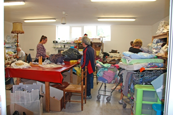 Bénévoles en train de trier au Comité Emmaüs de Paray