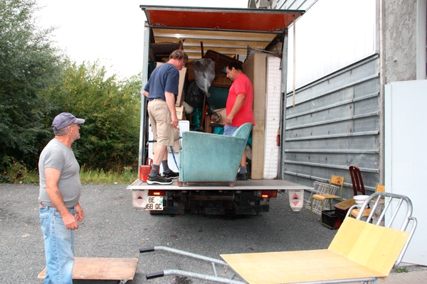 Déchargement du camion de collectes du Comité Emmaüs de Paray