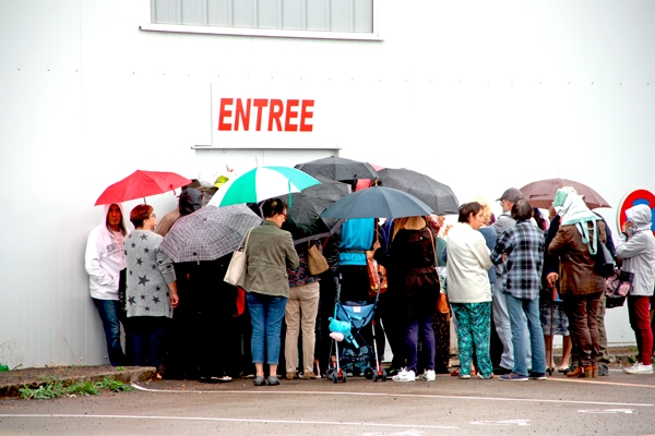 Entrée du public à la salle des ventes d'Emmaüs Paray