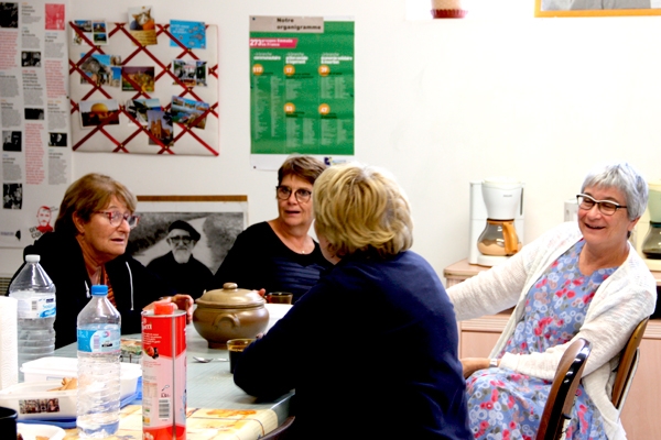 Pause détente dans les locaux du Comité Emmaüs de Paray