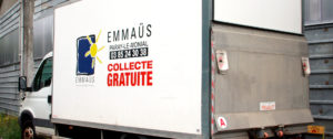 Camion de collectes du Comité Emmaüs de Paray (Donnez tout ce qui peut être réutilisé, réparé, vendu, recyclé)