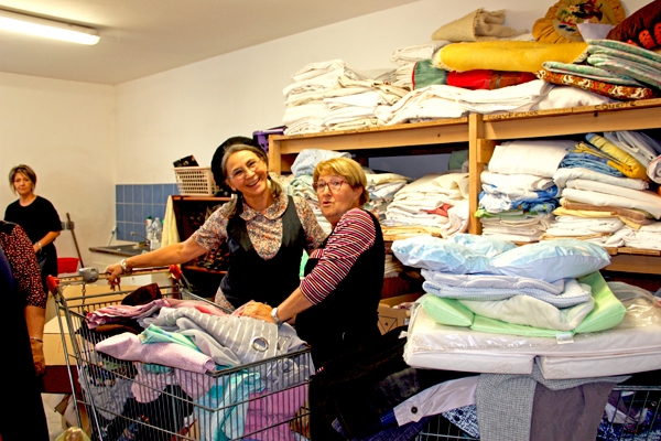 Tri du linge par les bénévoles du Comité Emmaüs de Paray
