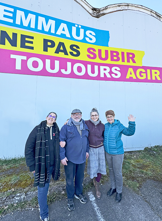 L'équipe des employés permanents d'Emmaüs Paray en compagnie de Mme la Présidente